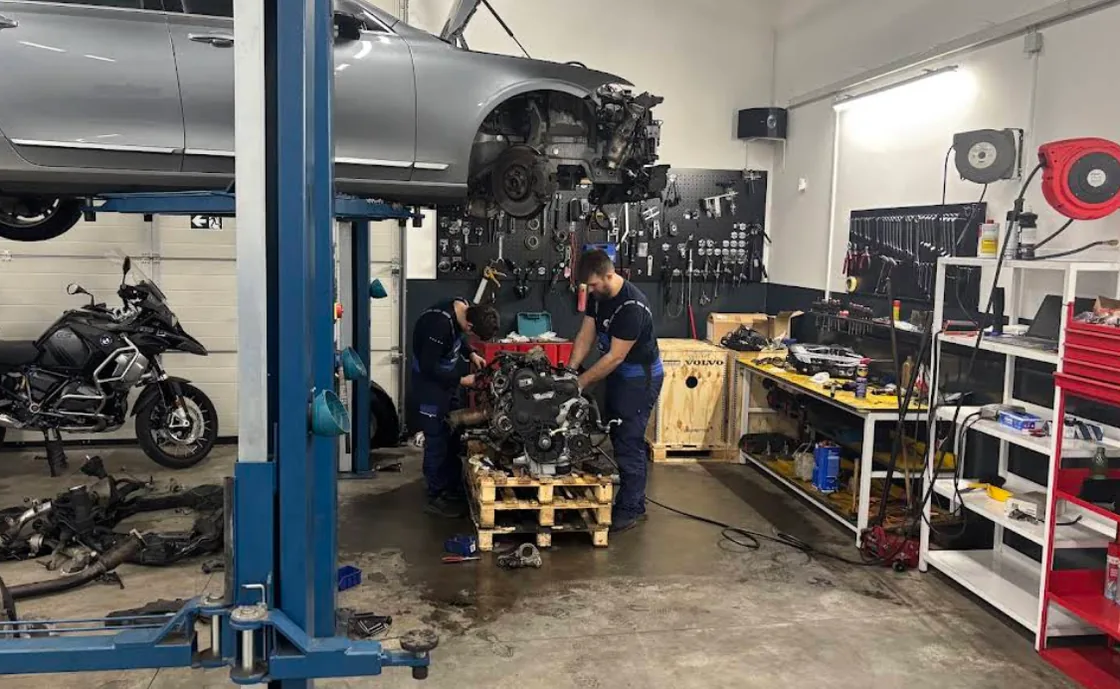 Mehaničar pregledava Volvo motor u radionici Auto Gubić